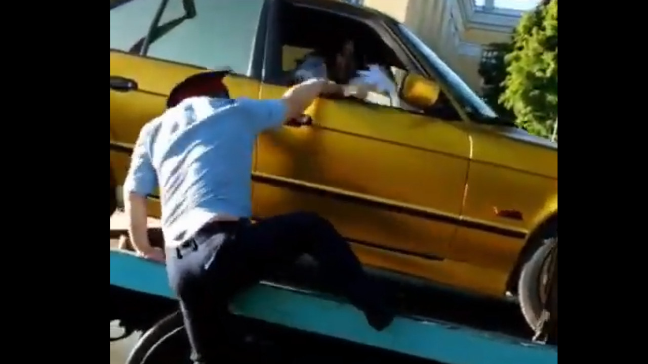 Polısıa qyzmetkeri men júrgizýshi qyzdyń tartysy (vıdeo)