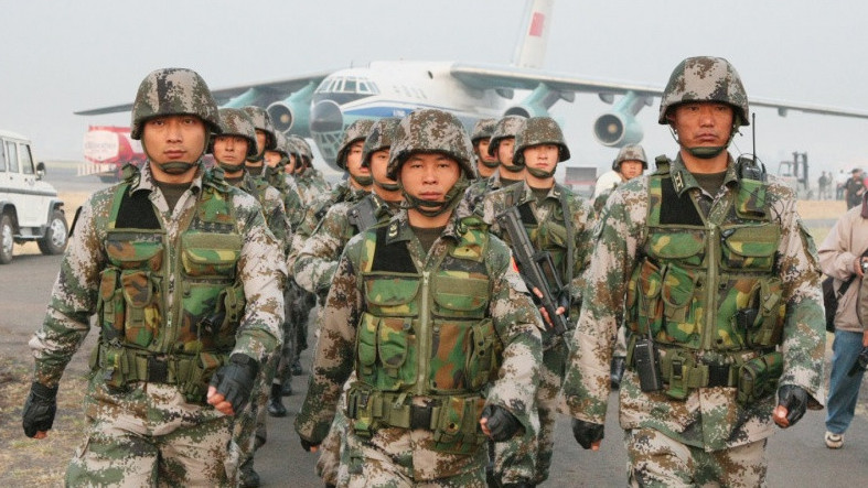 /image/2019/09/30/crop-7_13_443x787_chinese_army_men_walking_out_from_plane-800x480.jpg