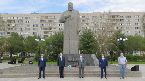 ШҚО-да Абай Құнанбаевтың 175 жылдығына орай ұлы ойшылдың ескерткішіне гүл шоқтары қойылды