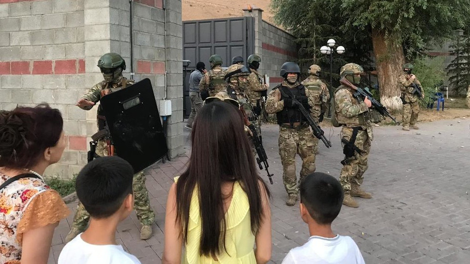 Атамбаевтың жақтастары: Оны арнайы жасақ ұстауға келді