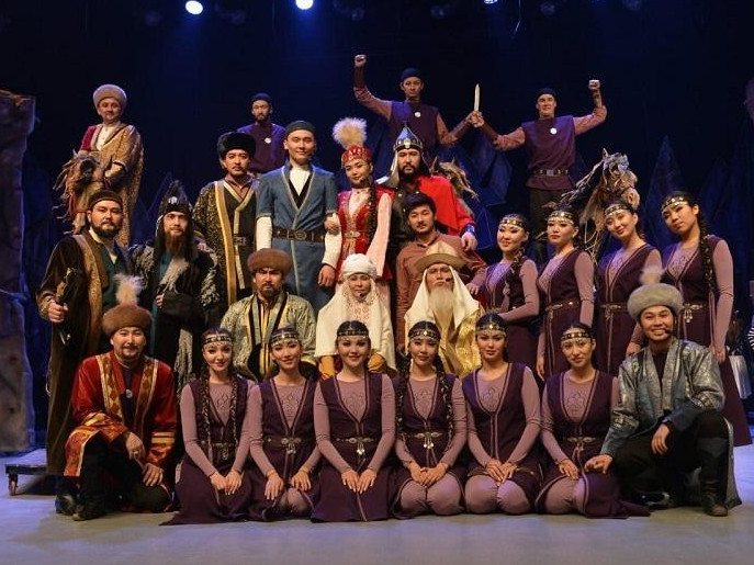 Alataý teatrynyń ánshileri Abaıdyń 175 jyldyǵyna ádebıet kúnin arnady