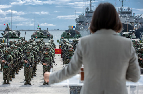 /image/2020/12/04/crop-47_32_1298x1987_taiwan-president-tsai-military.jpg