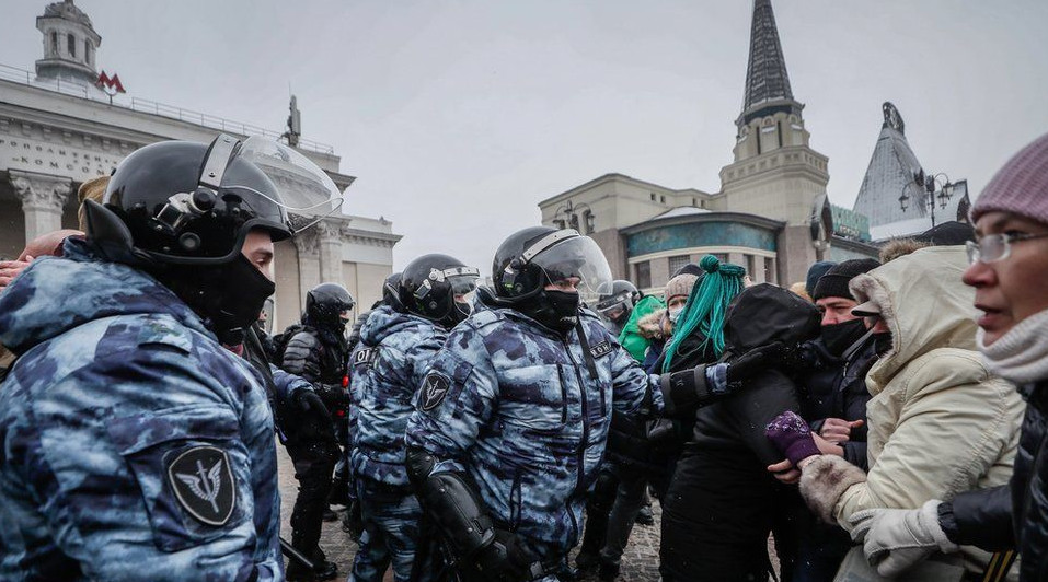 /image/2021/02/06/crop-9_5_532x957__116835541_navalny2.jpg