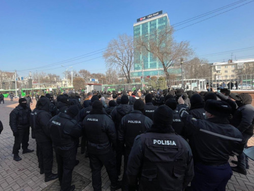 "ОМОН-дар қабырғамды сындырды". Митингте белсендіні жедел жәрдем алып кетті