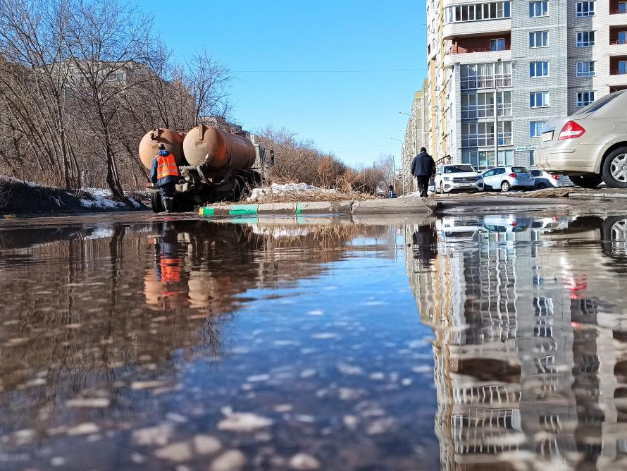 Из Уральска активно вывозят кубометры снега и откачивают талую воду