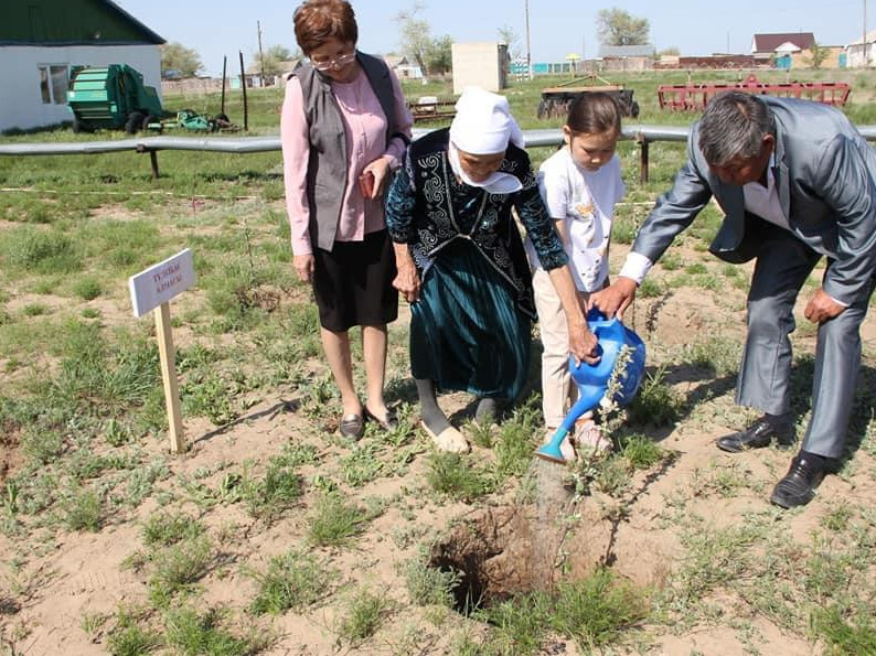 Фруктовый сад назвали в честь учителя в Каратобинском районе ЗКО