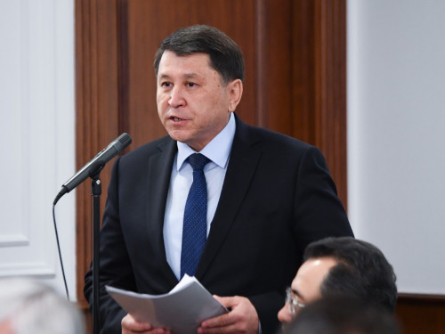 “Maska taqpaıdy, toı ótkizedi”. Bekshın koronavırýstyń tórtinshi tolqyny týraly aıtty