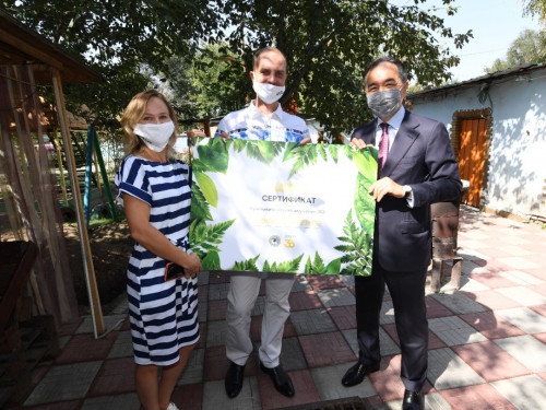 Қала күні Бақытжан Сағынтаев аулаларды көгалдандыру бойынша байқаудың жеңімпаздарын құттықтады