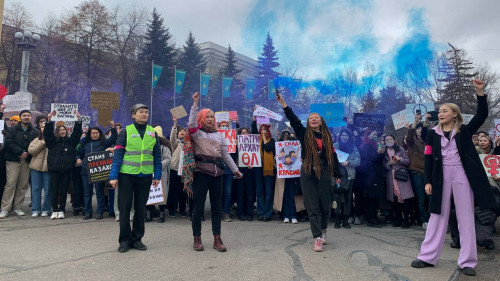 "Саясатқа барар жол жіңішке емес, жабық". Әйелдерді саясатқа араластыруды талап еткен митинг (Фото)