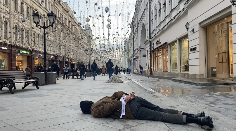 Мәскеулік демонстрант Буча құрбандары сияқты қолын байлап наразылық білдірді