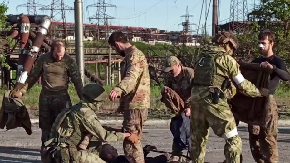 /image/2022/05/19/crop-19_6_523x929_1652933334_russia-claims-959-ukrainian-fighters-surrendered-in-mariupol.jpeg