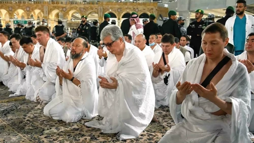 توقايەۆ قاجىلىق جاساپ، قاعبا ىشىنە كىردى