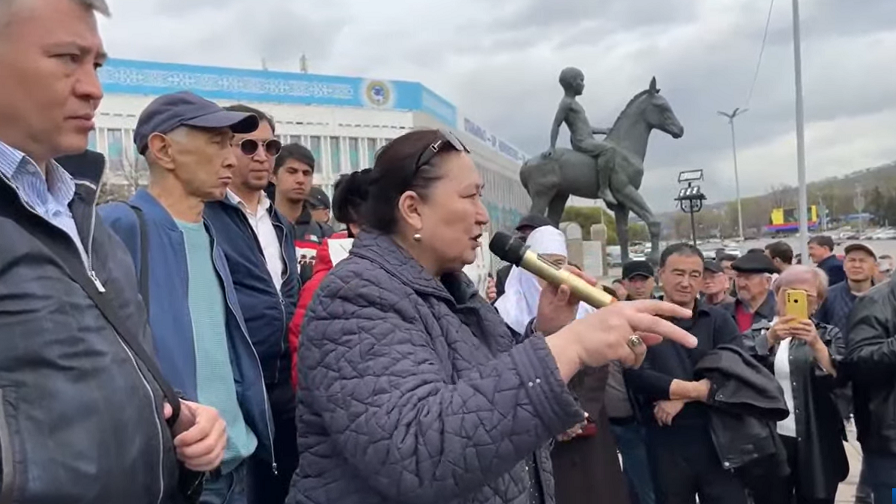 "Осыны Мәжілісте көтеруі керек": Митингіде Ермұрат Бапи мен Абзал Құспанға үндеу жасалды