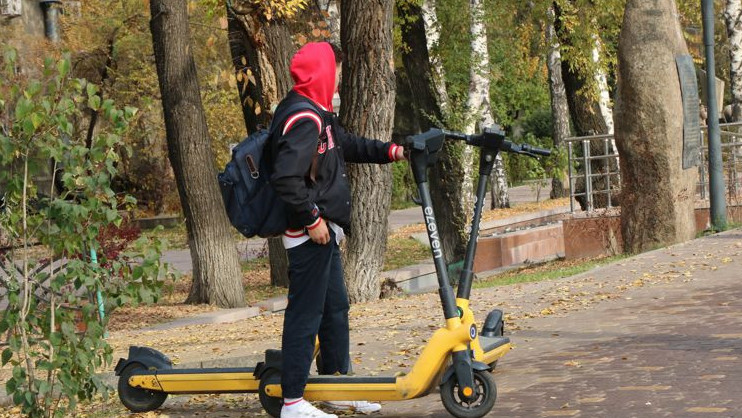 Алматы әкімдігі самакат айдайтын оқушылардың ата-аналарына ескерту жасады