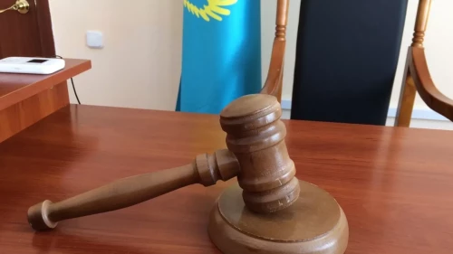 Ákimdi pyshaqtap óltirgen aýyl turǵyny sottaldy