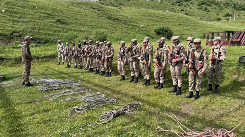 Мәжіліс депутаттары әскердегі қызметті жақсарту қажеттілігін зерделеуде