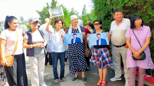 Думан Мұхаммедкәрімнің жақтастары прокуратура алдында түнеп шықты