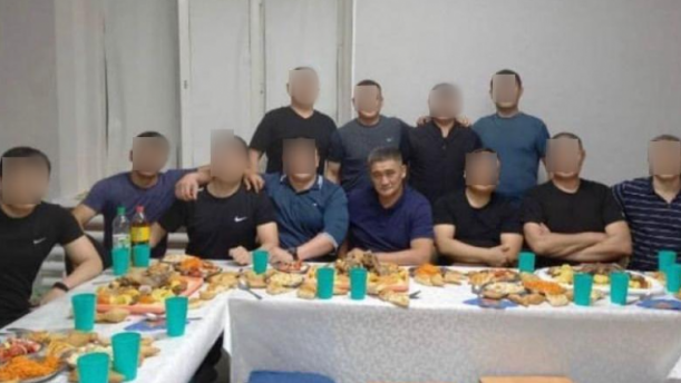 Máýlen Áshimbaev sottalǵan Kúdebaevtyń túrmedegi sýretine qatysty pikir bildirdi