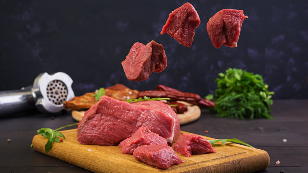 /image/2024/07/03/crop-13_29_343x610_raw-meat-fresh-beef-on-wooden-background_126783-356.jpg