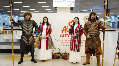 Қала күні: Алматы халықаралық әуежайында шетелдік туристерді қалай қарсы алды