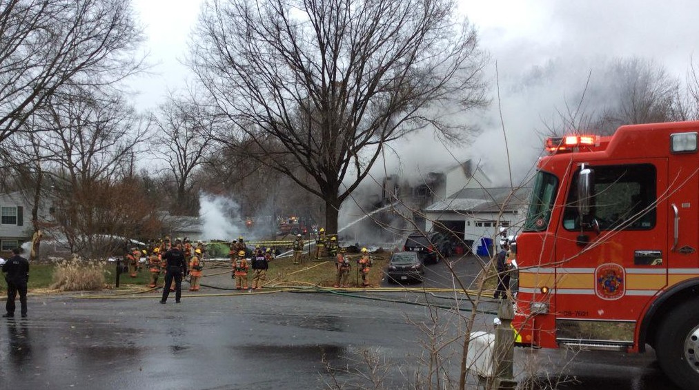 4293181-v-prigorode-vashingtona-samolet-vrezals (1)