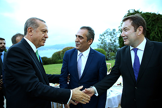 Студенттердің юбкадағы суреттері