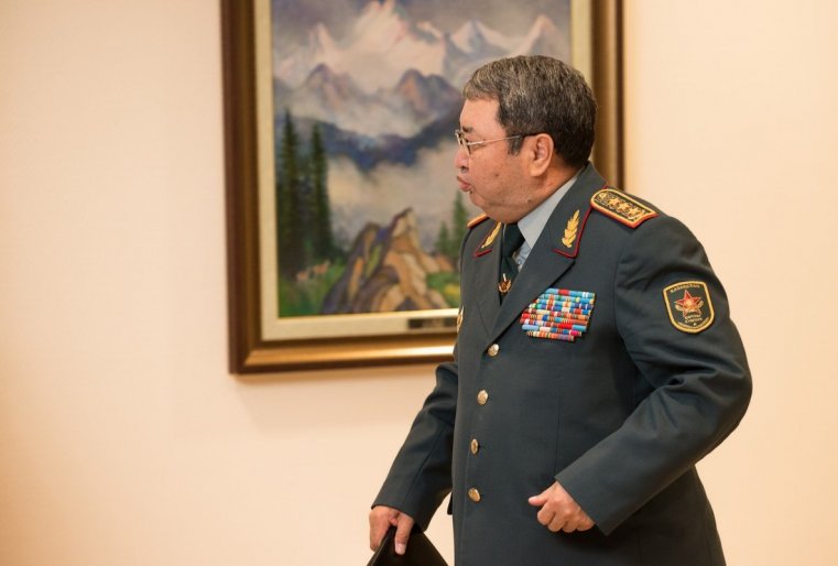 Для Сакена Жасузакова назначение министром обороны безусловно повышение. Ведь до этого он был первым заместителем этого ведомства. "Я посчитал, что сейчас нужен военный человек", - сказал о его назначении Президент.
