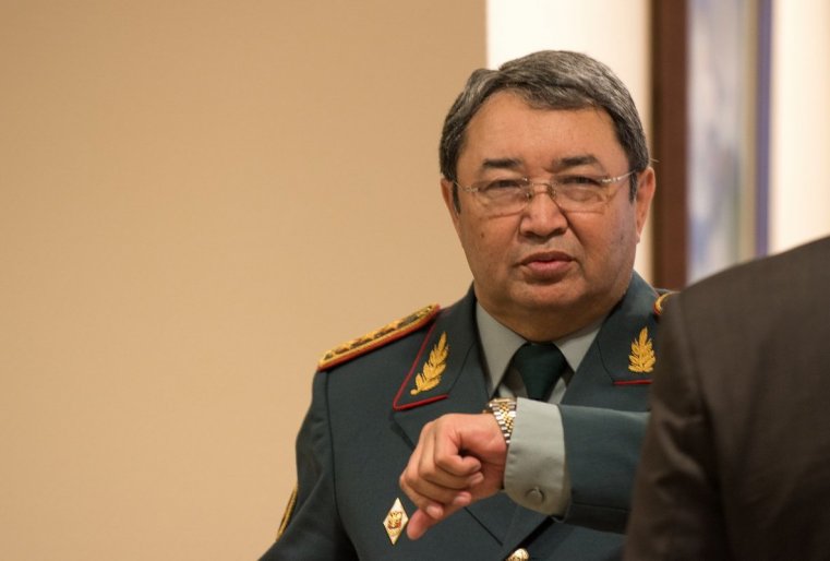 В зал заседаний правительства он пришел точно в назначенное время.