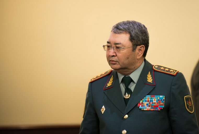 Все это время министр, казалось, долго не находил себе места.