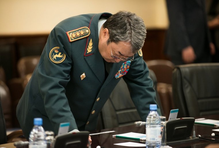 Нет, место конечно же для военного было подготовлено, в смысле подписано. Но все же он как будто чувствовал какую-то неловкость, что ли.