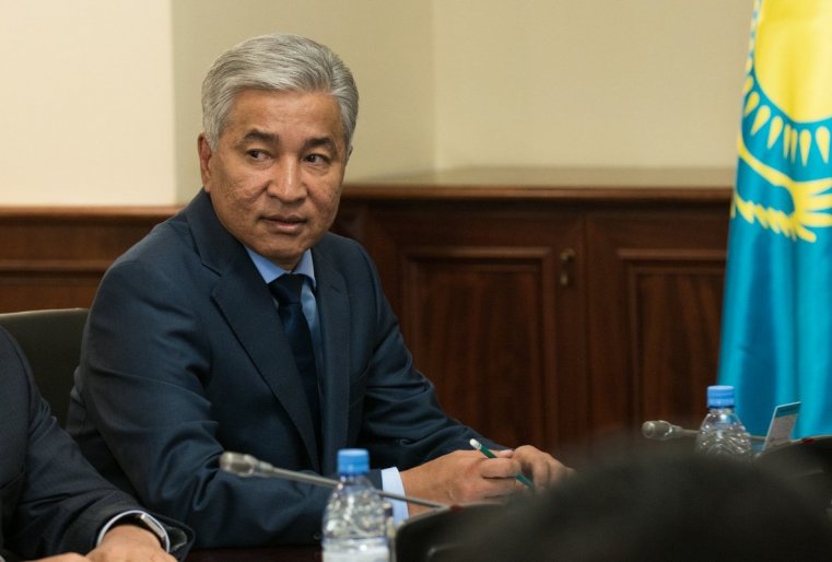 Впрочем, от своего бывшего шефа Имангали Тасмагамбетова, который был главой оборонного ведомства, Жасузаков далеко не ушел. Как известно, Тасмагамбетов стал заместителем премьер-министра. Так что теперь бывшие коллеги будут часто заседать в одном кабинете.