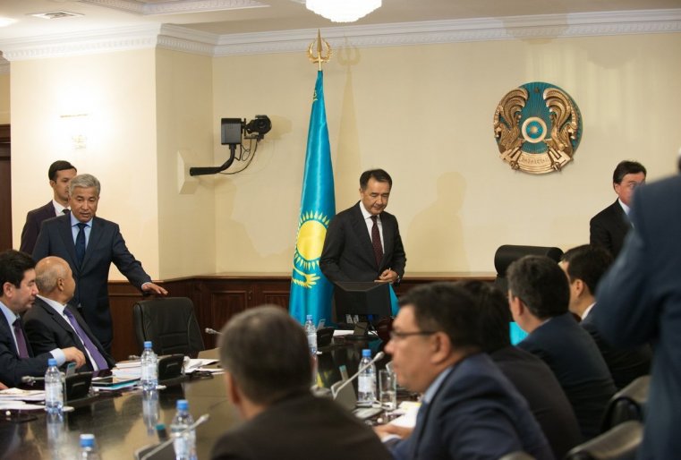 Имангали Тасмагамбетов занимает свое место по правую руку от нового премьер-министра Бакытжана Сагинтаева.