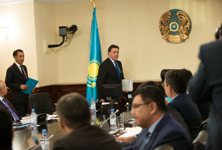 Но давайте вернемся на минуту назад и посмотрим, как опытные политики умело соблюдают субординацию.