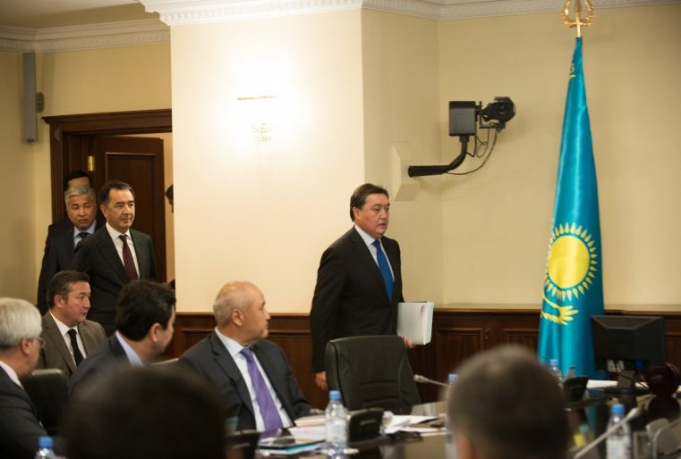 Глядя на это фото может показаться, что Аскар Мамин заходит вперед своего шефа - Бакытжана Сагинтаева.