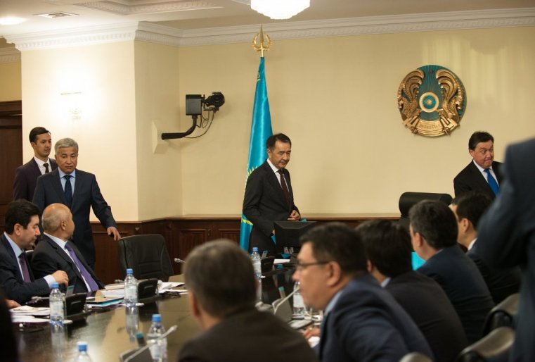 Но он проходит дальше, уступая дорогу главе правительства. Наверное, в таком порядке чиновники выходят, чтобы правильно сесть, исключив лишние движения: Мамин слева, Тасмагамбетов - справа от премьера.