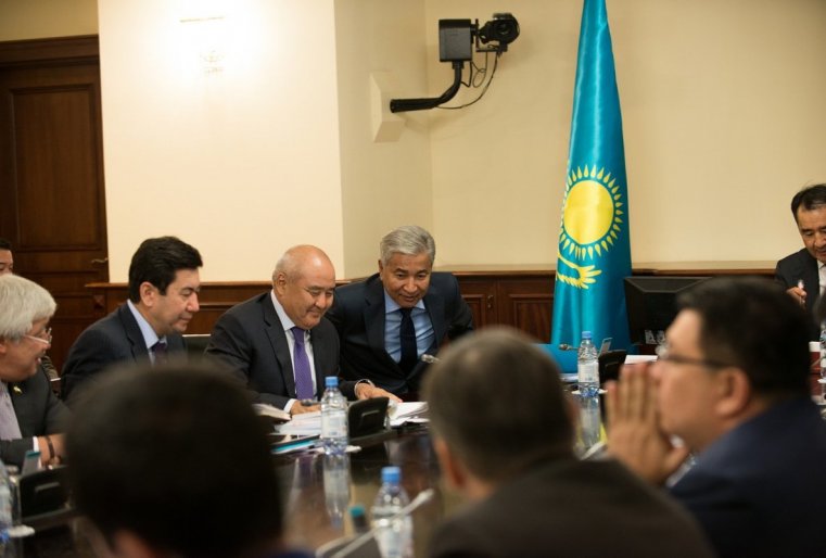 Есть ли в этом зале VIP-места, не известно. Но очевидно, глава Фонда национального благосостояния "Самрук-Казына" Умирзак Шукеев не случайно сидит рядом с заместителем премьера. Это место он заслужил.