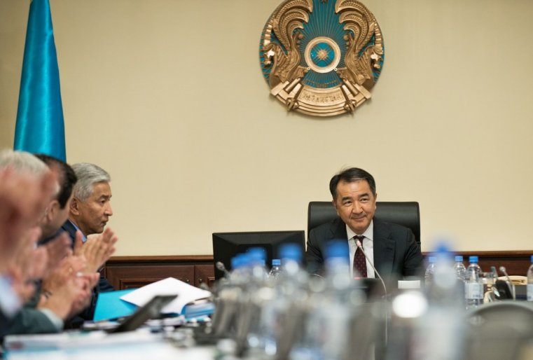 "Как видите, кадровых изменений немного. Мы это должны воспринимать как высокое доверие Главы государства, оказанное всем нам", - сказал Сагинтаев, открывая заседание и представил новых членов правительства.