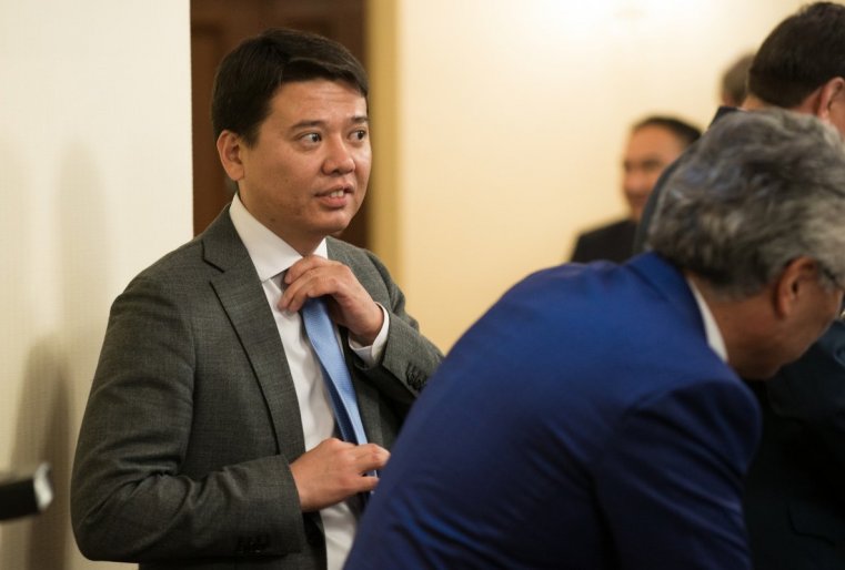 Среди них министр юстиции Марат Бекетаев. На эту должность он пришел с поста заместителя руководителя Администрации Президента. О его назначении Нурсултан Назарбаев говорил следующее: "Пришел человек, который окончил Лондонскую школу, высшую школу экономики и права. А министерство юстиции ведет всегда переговоры с иностранными компаниями, которые спорят с нами. Там должны быть знающие люди".