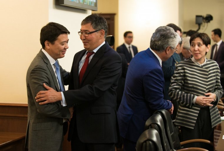 Министр образования и науки Ерлан Сагадиев поздравляет коллегу с назначением.