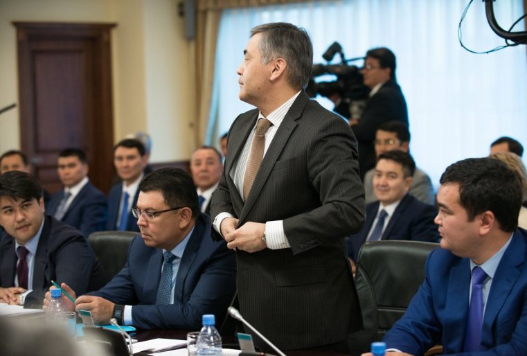 Еще один новичок - Нурлан Ермекбаев, он возглавил новое ведомство - Министерство по делам религий и гражданского общества.