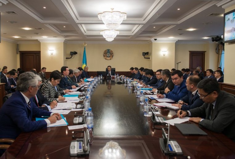 Премьер-министр был в этот день лаконичен и предельно строг. "Мы должны мобилизовать все свои силы и ресурсы на безусловное и качественное решение. На раскачку, долгие обсуждения и бесплодную переписку времени нет", - заявил Сагинтаев.