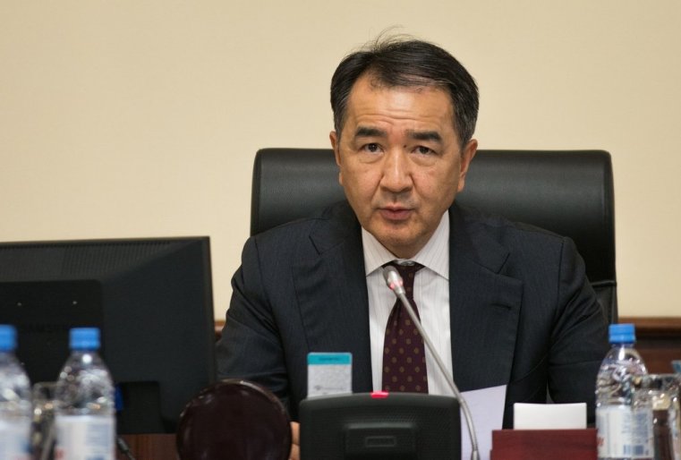 "Спрос будет жестким", - сказал он. Вместе с этим он распорядился приостановить до конца года все заграничные командировки. Правда, сделал исключение для поездок с Главой государства.