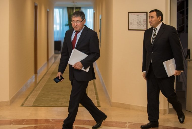 Министр образования и науки Ерлан Сагадиев (за ним следует председатель правления НПП "Атамекен" Аблай Мырзахметов).