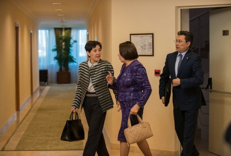 Министр здравоохранения и социального развития Тамара Дуйсенова (справа от нее председатель Комитета по финансам и бюджету Мажилиса Парламента Гульжана Карагусова) и министр финансов Бахыт Султанов (первый справа).