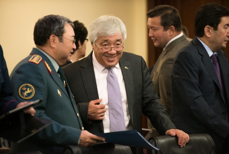 Министр иностранных дел Ерлан Идрисов (слева от него новый министр обороны Сакен Жасузаков).