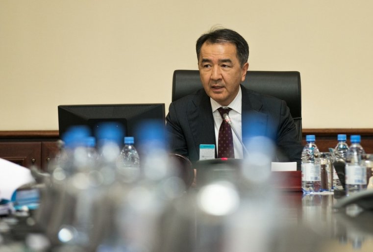 Премьер-министр Бакытжан Сагинтаев. Комментируя произошедшие перестановки Президент Казахстана говорил, что правительству нужны новые люди, знающие иностранные языки, имеющие заграничное образование. Он отмечал, что настала пора нового поколения руководителей.