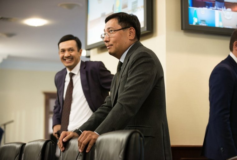 Проиллюстрировать слова Главы государства хотелось бы несколькими снимками. Экс-министр национальной экономики, а ныне председатель правления АО "НУХ "Байтерек" Ерболат Досаев (в центре).