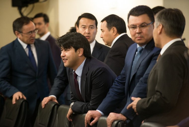 Нынешний министр национальной экономики Куандык Бишимбаев (в центре). В прошлом он был председателем правления АО "НУХ "Байтерек".