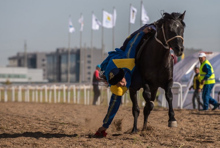 Теңге ілу - еще одна древняя казахская национальная традиция, и в отличие от укрощения строптивого коня, это действительно больше игра.