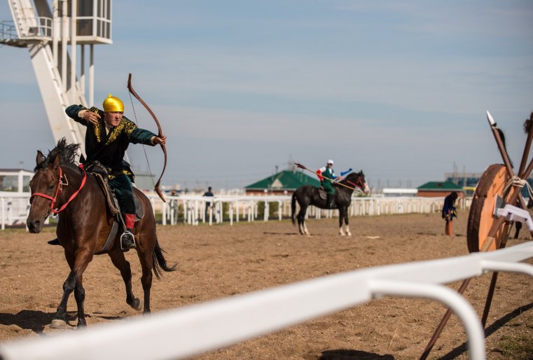 Жамбы ату - стрельба из лука на скаку.
